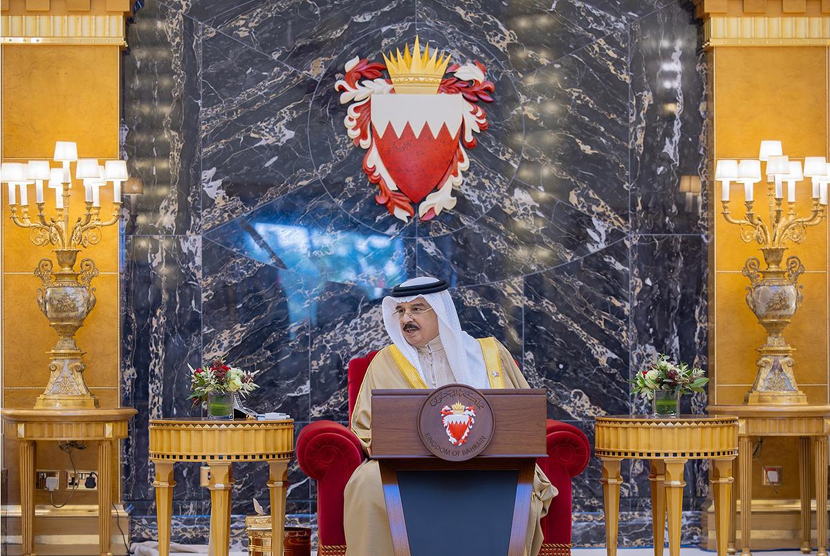 HM King receives senior participants in King Hamad Forum for Justice